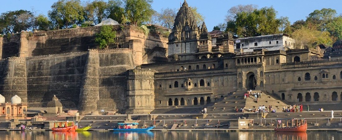 Maheshwar tour - Indore cab service